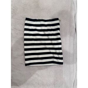 Vince Camuto size 0 women’s skirt with gold zipper down side black and white str